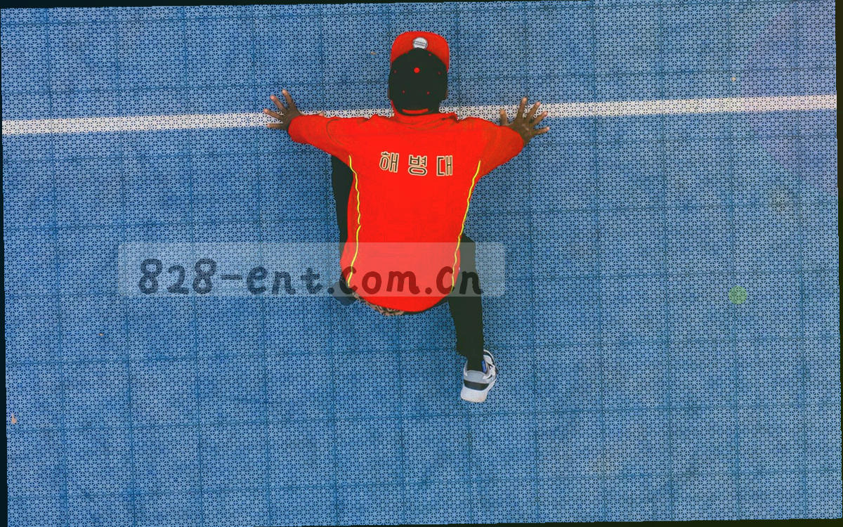 两块斜切排列的界面切片，左侧色调偏冷灰，右侧带有琥珀金高亮标记